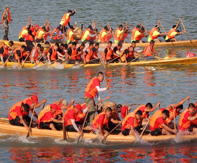 Dragon boating offers foreign students a window into Chinese culture